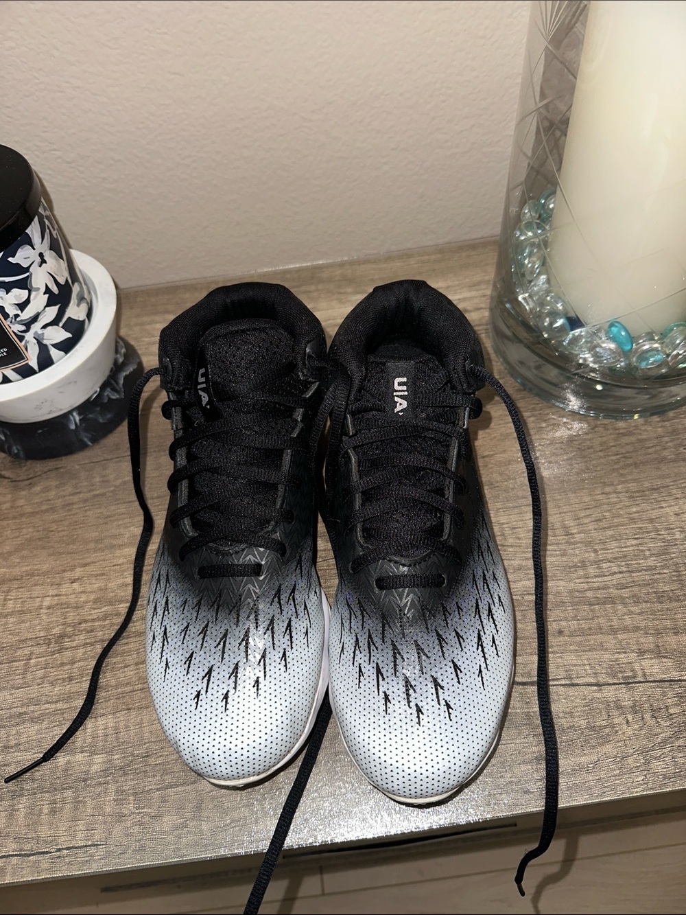 Under Armour Men's Black and White Gradient Athletic cleats Shoes